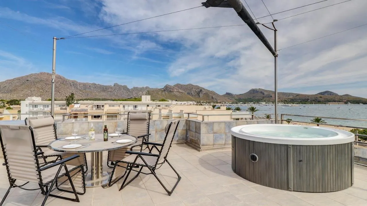 Seaside Oasis: Beachfront 2BR Apartment with Jacuzzi Terrace Port de Pollenca