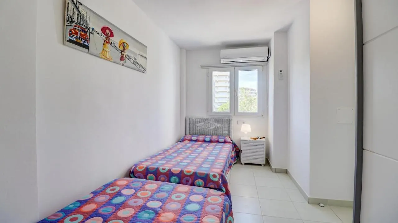 Seaside Oasis: Beachfront 2BR Apartment with Jacuzzi Terrace Port de Pollenca