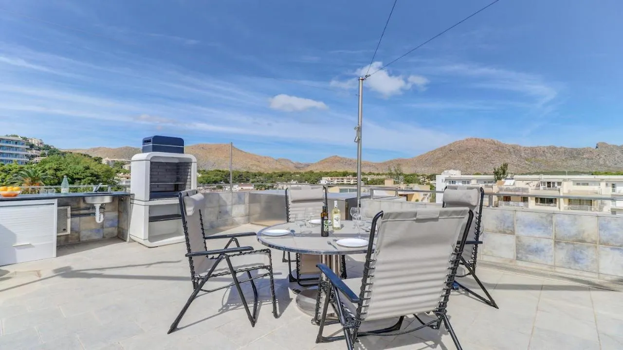 Seaside Oasis: Beachfront 2BR Apartment with Jacuzzi Terrace Port de Pollenca