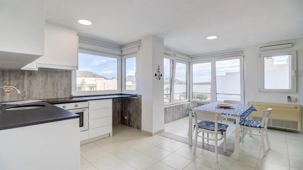 Seaside Oasis: Beachfront 2BR Apartment with Jacuzzi Terrace Port de Pollenca