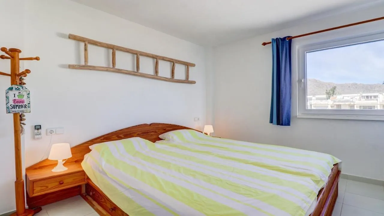 Seaside Oasis: Beachfront 2BR Apartment with Jacuzzi Terrace Port de Pollenca
