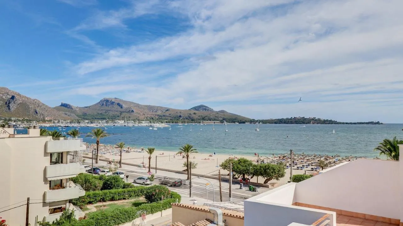 Seaside Oasis: Beachfront 2BR Apartment with Jacuzzi Terrace Port de Pollenca
