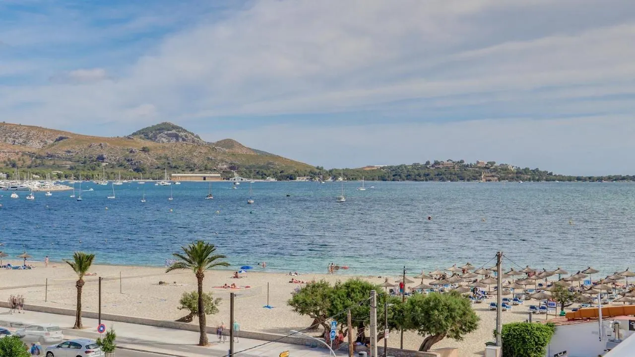 Seaside Oasis: Beachfront 2BR Apartment with Jacuzzi Terrace Port de Pollenca
