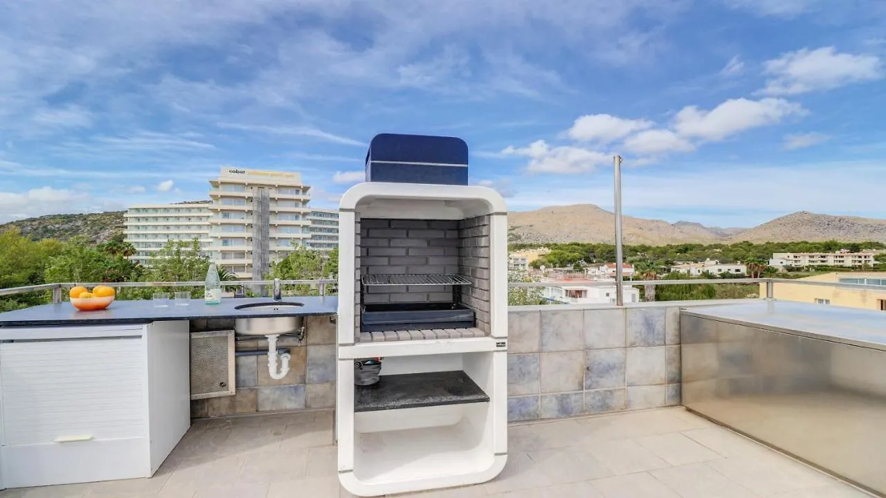 Seaside Oasis: Beachfront 2BR Apartment with Jacuzzi Terrace Port de Pollenca