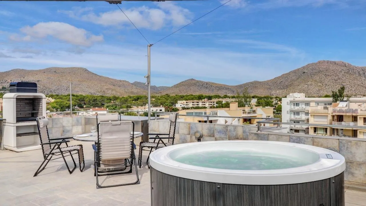 Seaside Oasis: Beachfront 2BR Apartment with Jacuzzi Terrace Port de Pollenca