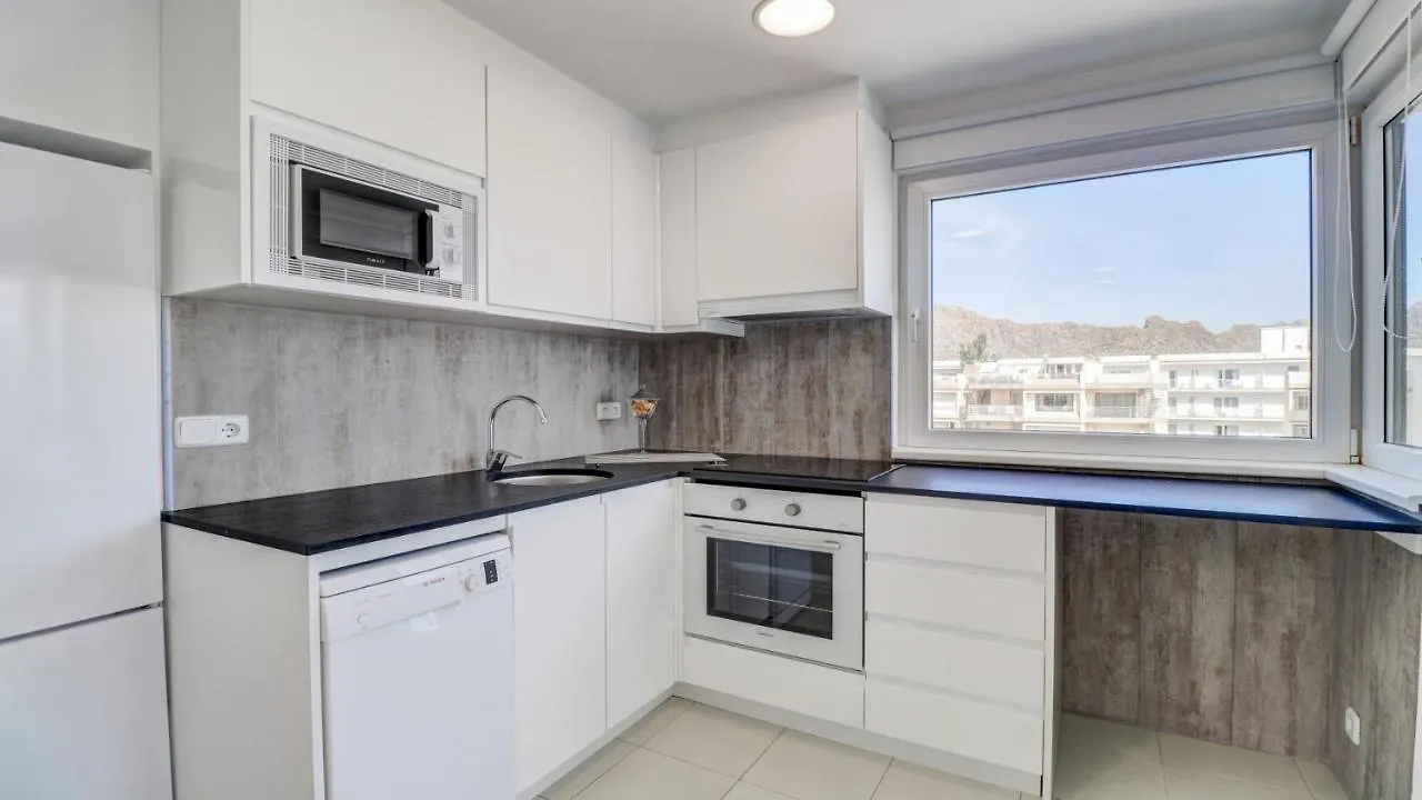 Seaside Oasis: Beachfront 2BR Apartment with Jacuzzi Terrace Port de Pollenca