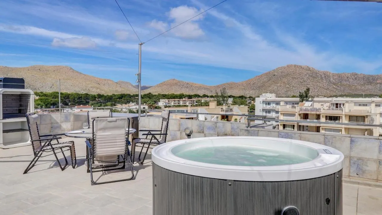Seaside Oasis: Beachfront 2BR Apartment with Jacuzzi Terrace Port de Pollenca