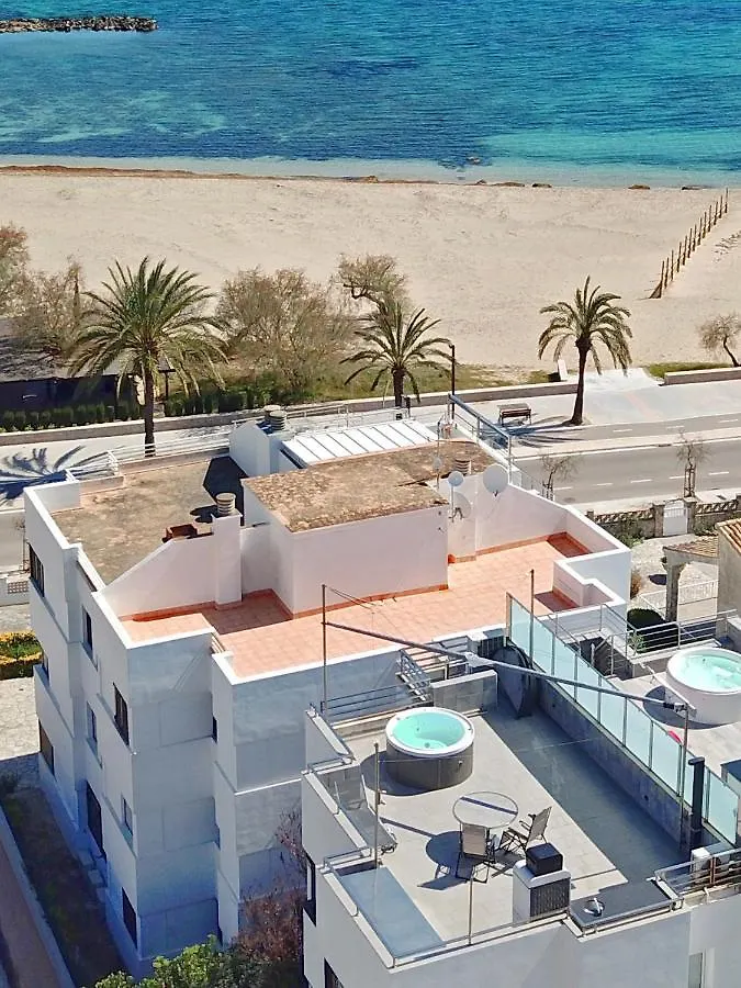 Seaside Oasis: Beachfront 2BR Apartment with Jacuzzi Terrace Port de Pollenca