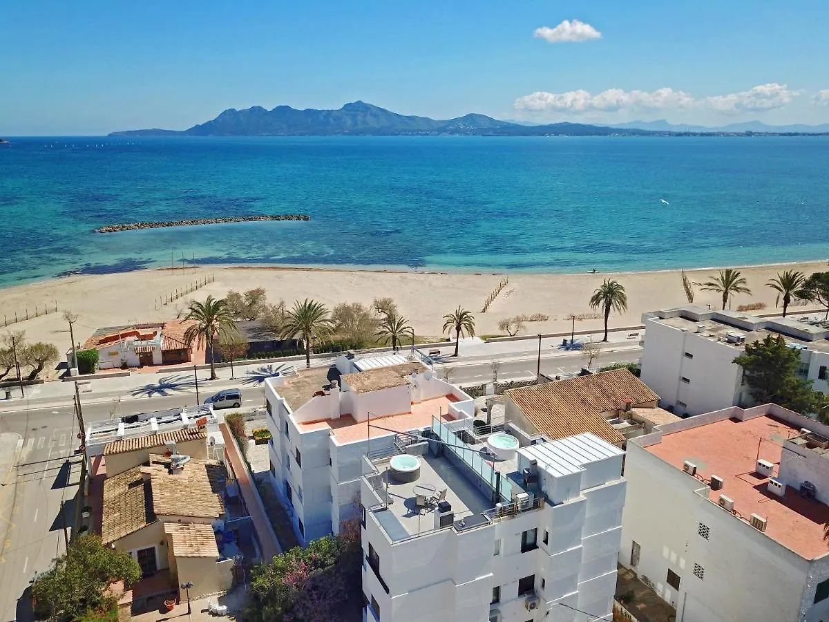 Seaside Oasis: Beachfront 2BR Apartment with Jacuzzi Terrace Port de Pollenca